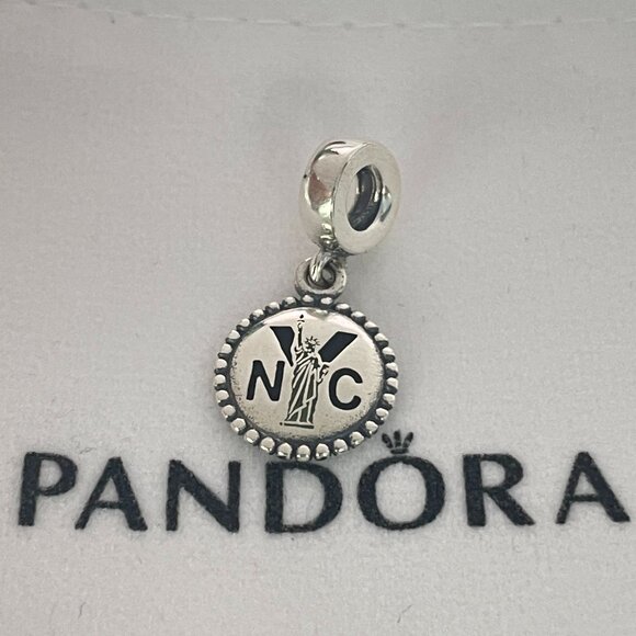 Pandora NYC New York City w/Lady Liberty Exclusive Charm - Picture 1 of 4